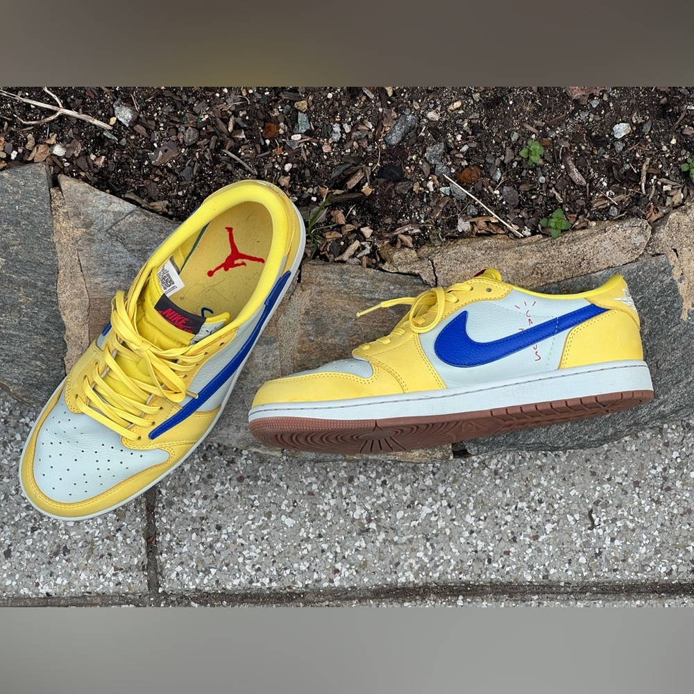 Nike X Travis Scott Canary Yellow Men’s Size 12. Women’s size 13.5